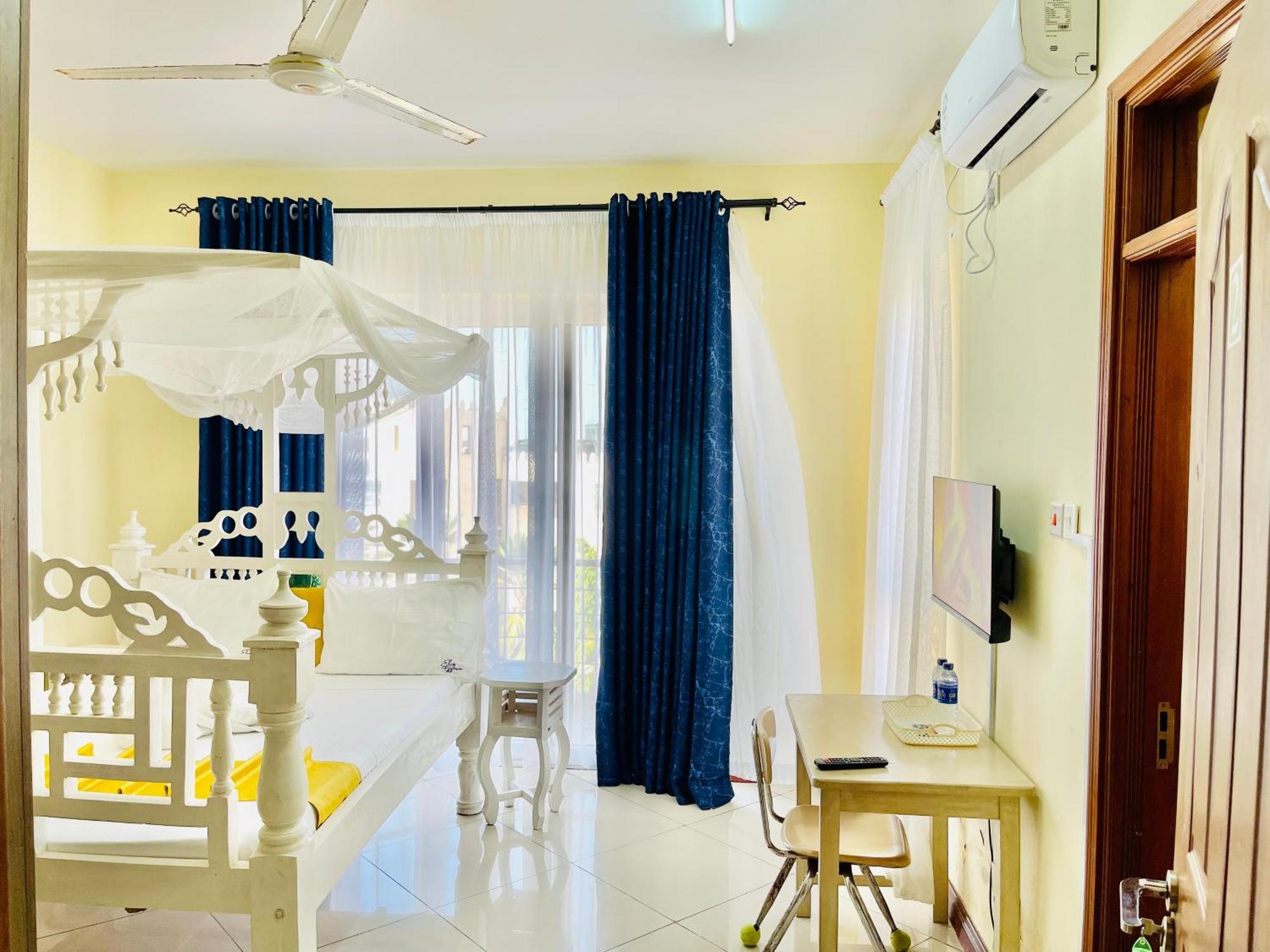 Elna'S Nyali - Work & Unwind - Pool, Sea Views, Ac & Fast Wi-Fi Bed & Breakfast Mombasa Exterior foto