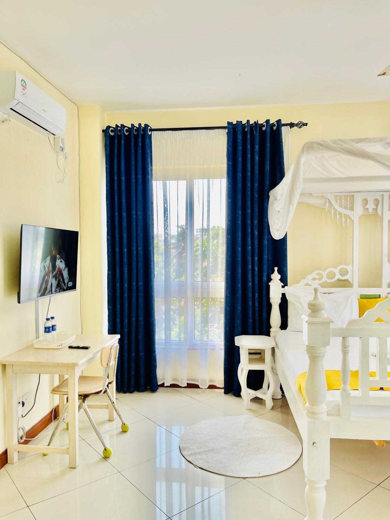 Elna'S Nyali - Work & Unwind - Pool, Sea Views, Ac & Fast Wi-Fi Bed & Breakfast Mombasa Exterior foto