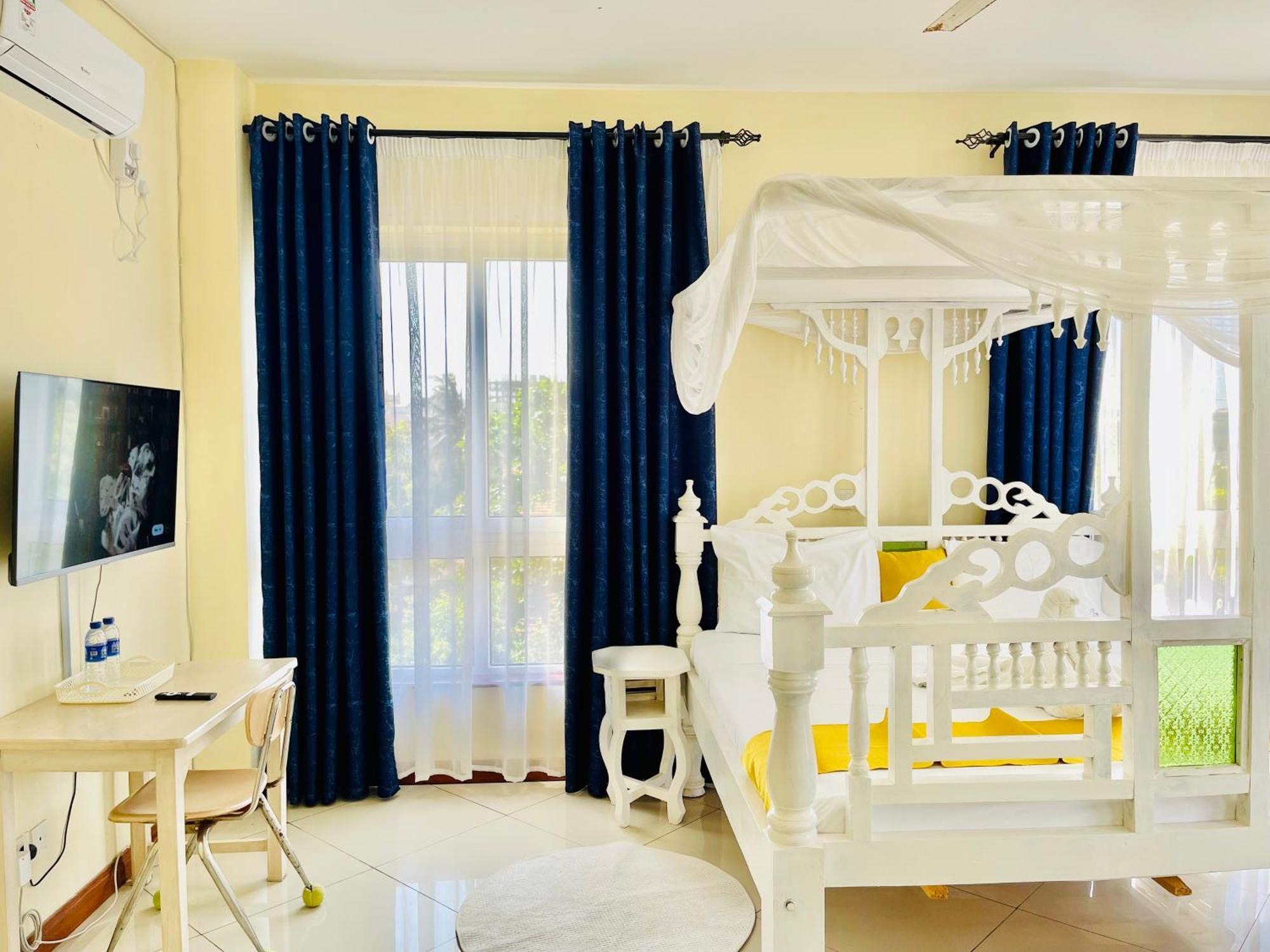 Elna'S Nyali - Work & Unwind - Pool, Sea Views, Ac & Fast Wi-Fi Bed & Breakfast Mombasa Exterior foto