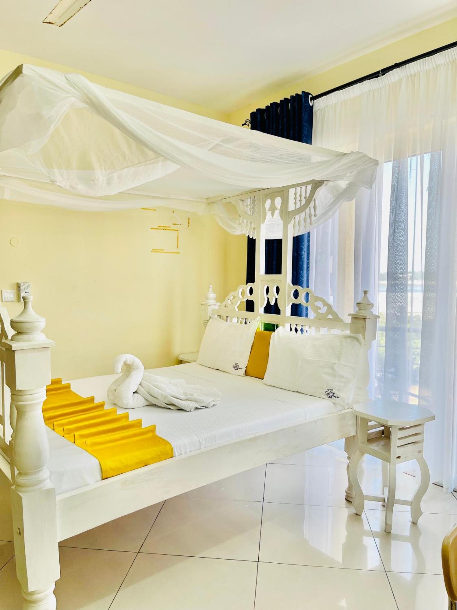 Elna'S Nyali - Work & Unwind - Pool, Sea Views, Ac & Fast Wi-Fi Bed & Breakfast Mombasa Exterior foto