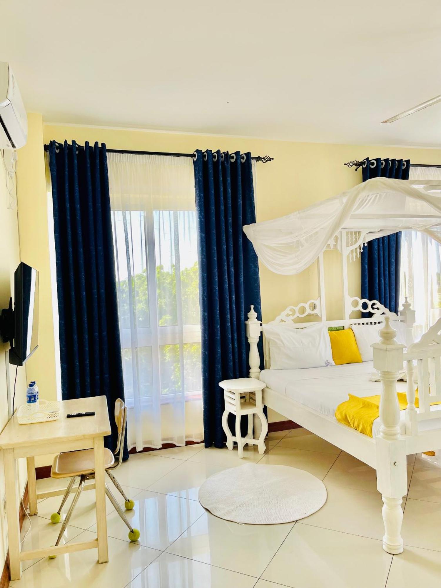 Elna'S Nyali - Work & Unwind - Pool, Sea Views, Ac & Fast Wi-Fi Bed & Breakfast Mombasa Exterior foto