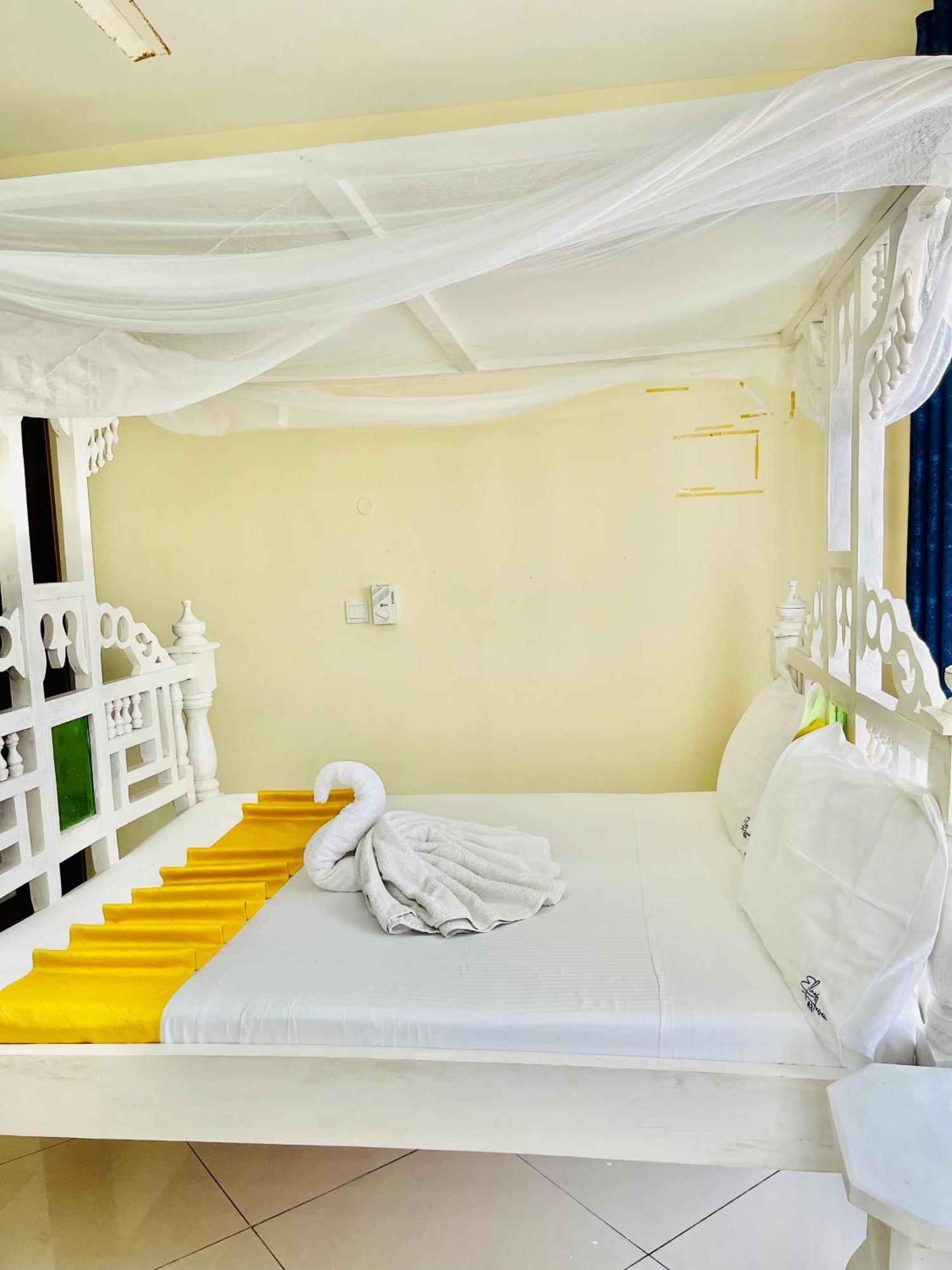 Elna'S Nyali - Work & Unwind - Pool, Sea Views, Ac & Fast Wi-Fi Bed & Breakfast Mombasa Exterior foto