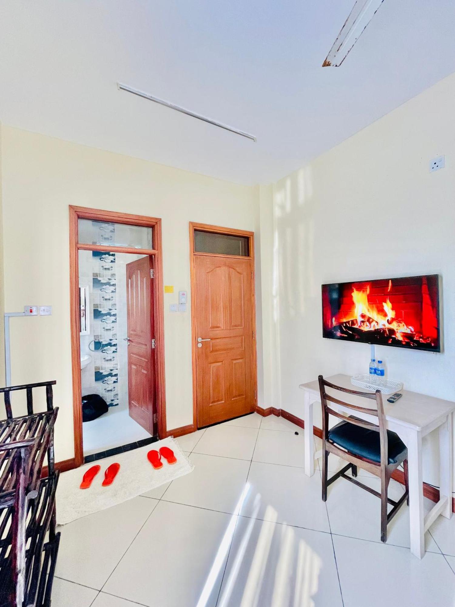 Elna'S Nyali - Work & Unwind - Pool, Sea Views, Ac & Fast Wi-Fi Bed & Breakfast Mombasa Exterior foto