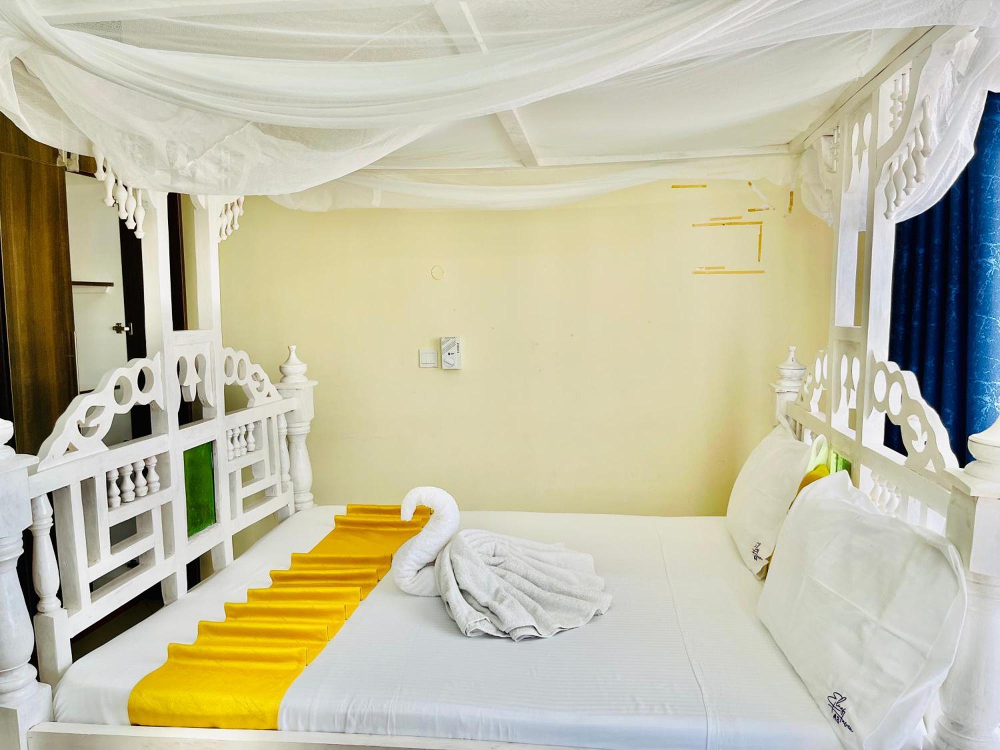 Elna'S Nyali - Work & Unwind - Pool, Sea Views, Ac & Fast Wi-Fi Bed & Breakfast Mombasa Exterior foto