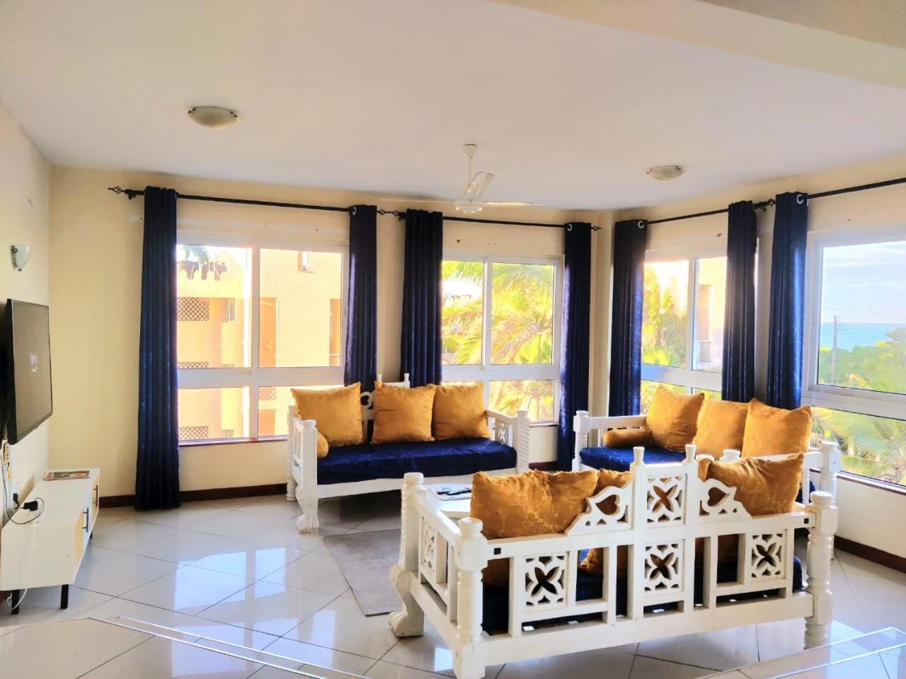 Elna'S Nyali - Work & Unwind - Pool, Sea Views, Ac & Fast Wi-Fi Bed & Breakfast Mombasa Exterior foto