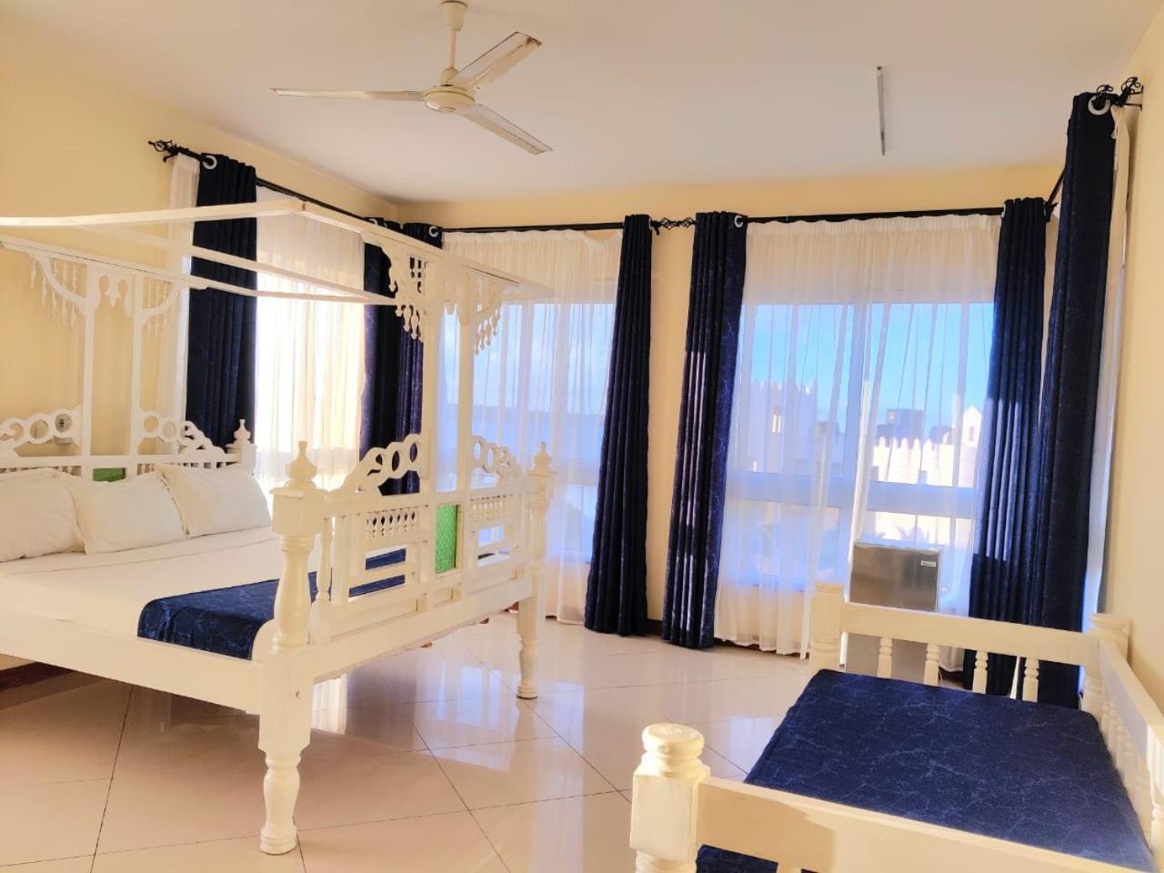 Elna'S Nyali - Work & Unwind - Pool, Sea Views, Ac & Fast Wi-Fi Bed & Breakfast Mombasa Exterior foto