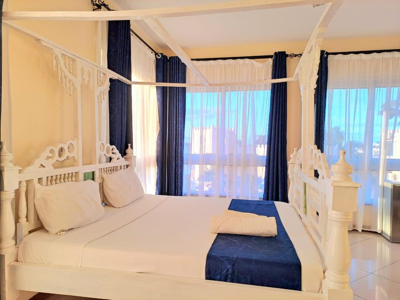 Elna'S Nyali - Work & Unwind - Pool, Sea Views, Ac & Fast Wi-Fi Bed & Breakfast Mombasa Exterior foto