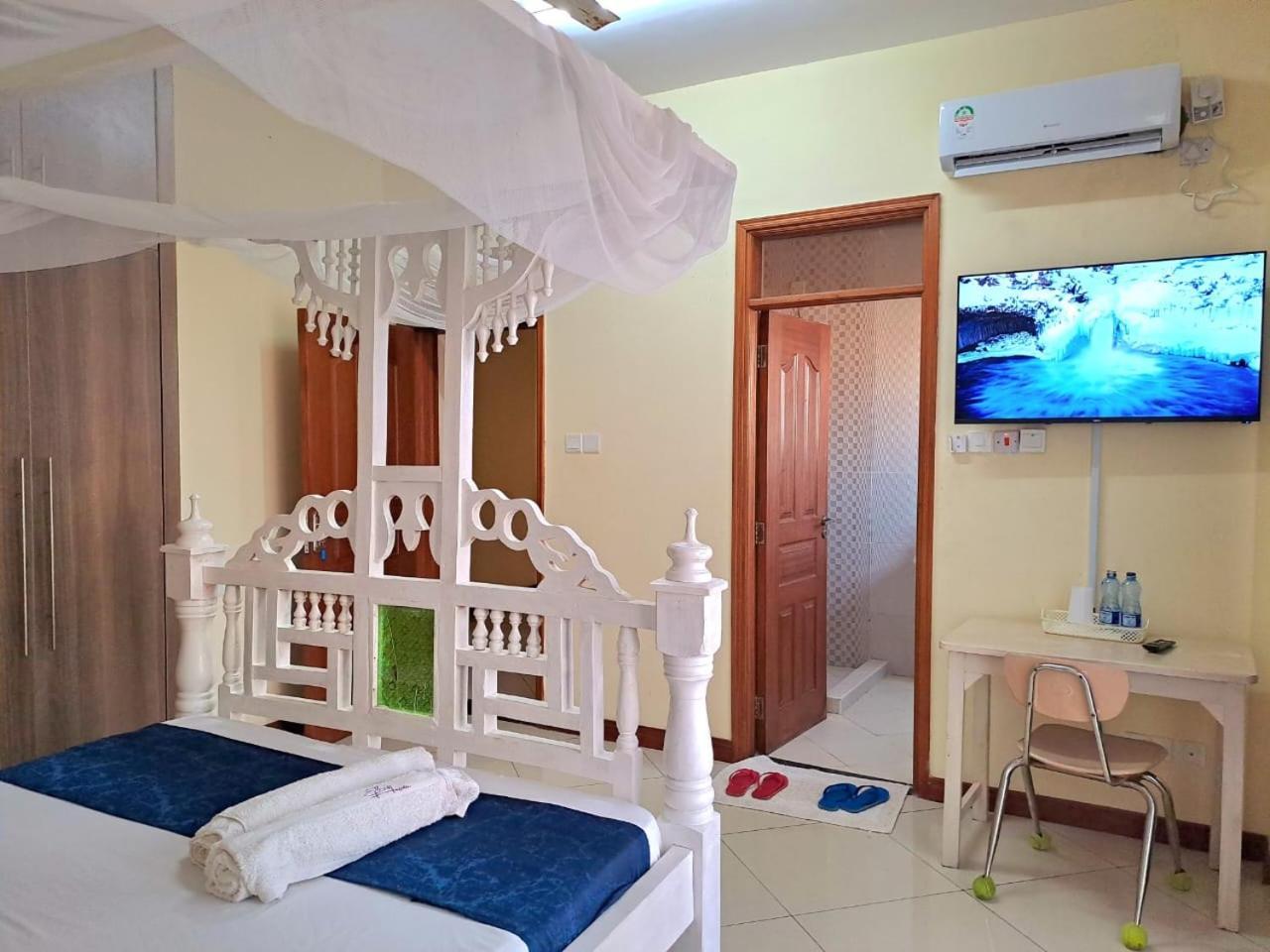 Elna'S Nyali - Work & Unwind - Pool, Sea Views, Ac & Fast Wi-Fi Bed & Breakfast Mombasa Exterior foto